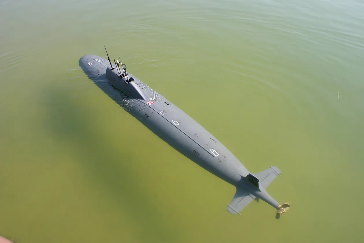 The Alfa Submarine — 5-foot scratch-built Russian Alfa-class RC submarine
